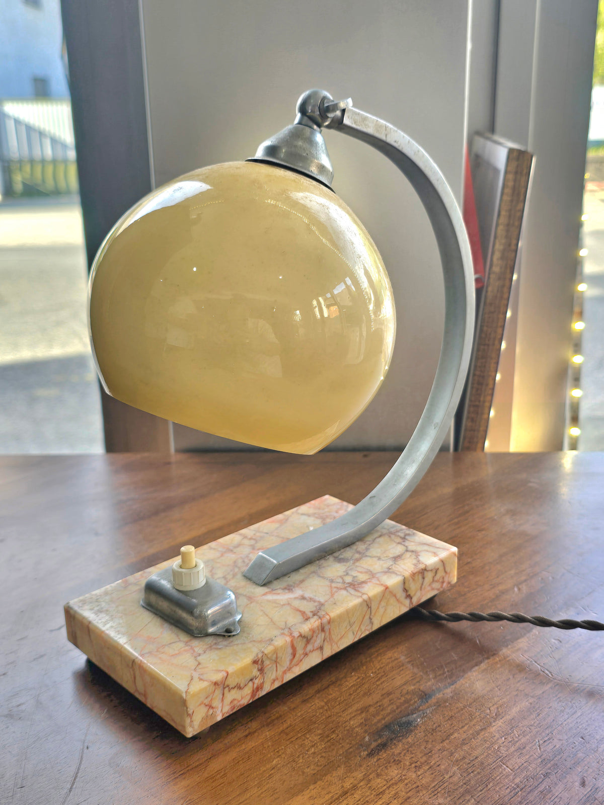 Lampe de table Art Déco en verre opalin et marbre – vers 1930
