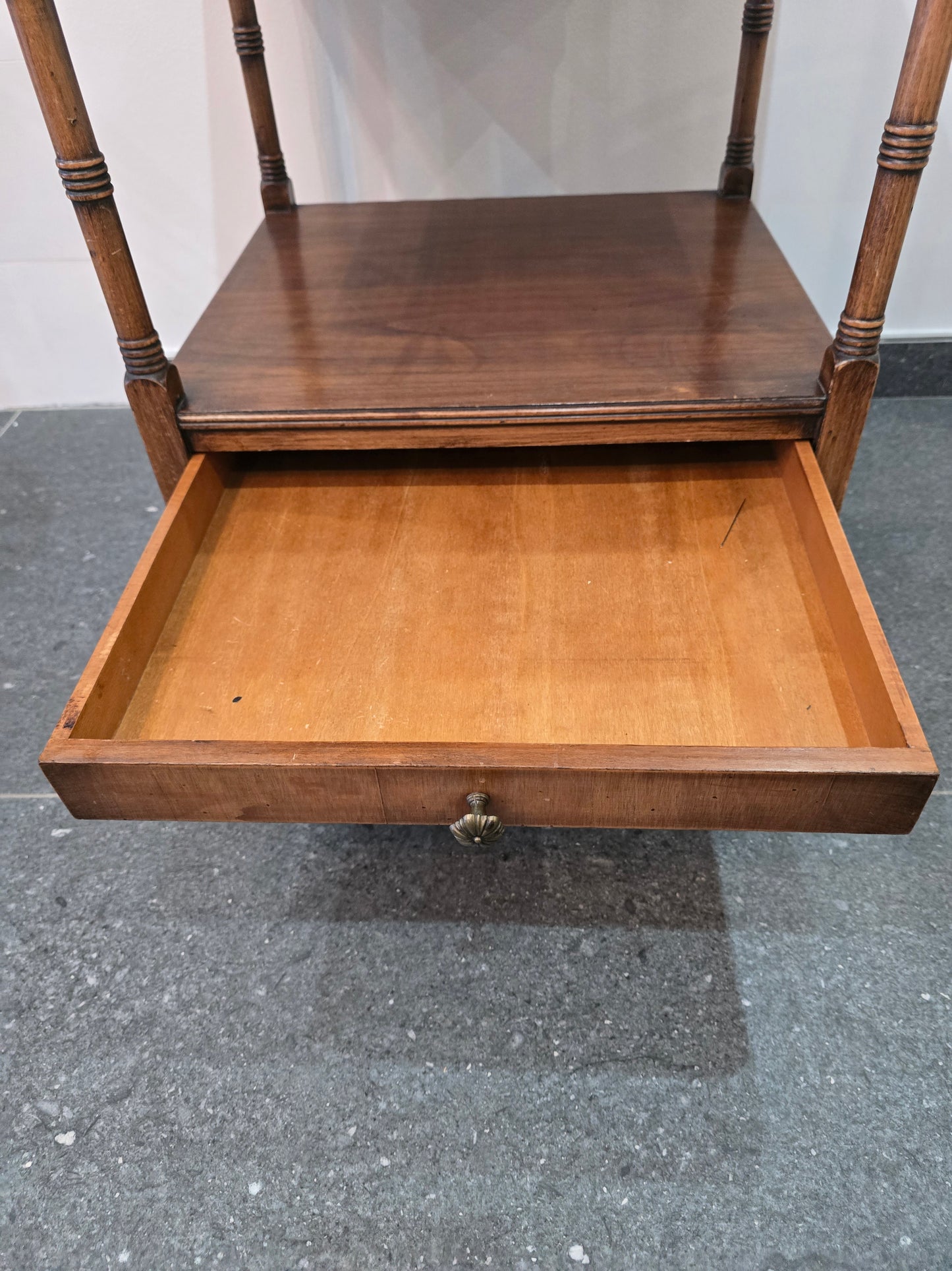 Table de chevet ou bout de canapé en bois – double plateau et tiroir