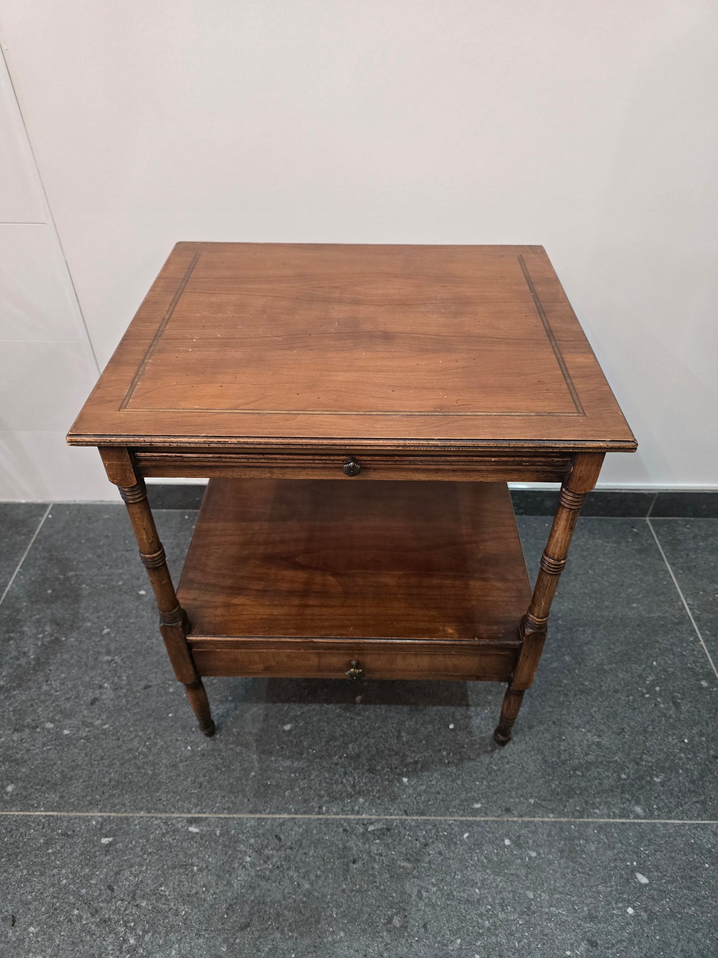 Table de chevet ou bout de canapé en bois – double plateau et tiroir