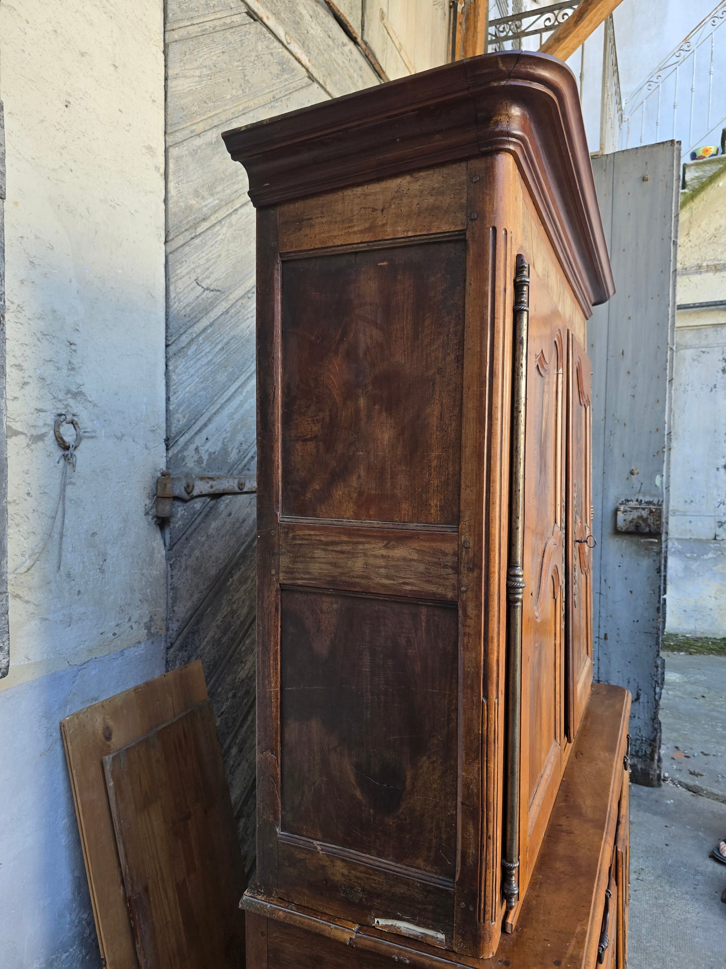 Buffet deux-corps d’époque Louis XV en noyer massif – XVIIIe siècle