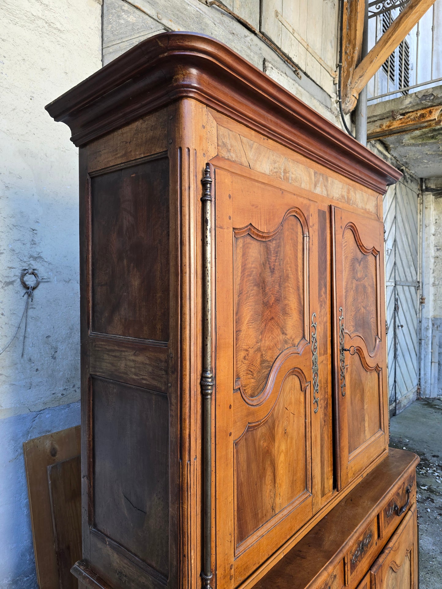 Buffet deux-corps d’époque Louis XV en noyer massif – XVIIIe siècle