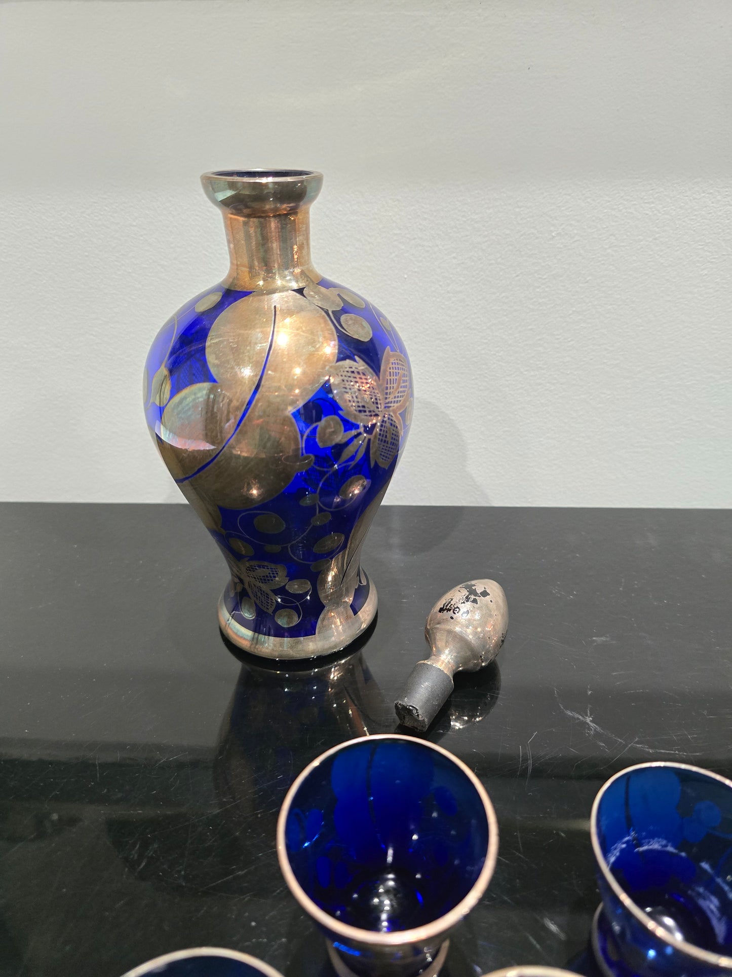 Service à liqueur ancien en verre bleu cobalt décoré d’argent – 1 carafe + 8 verres