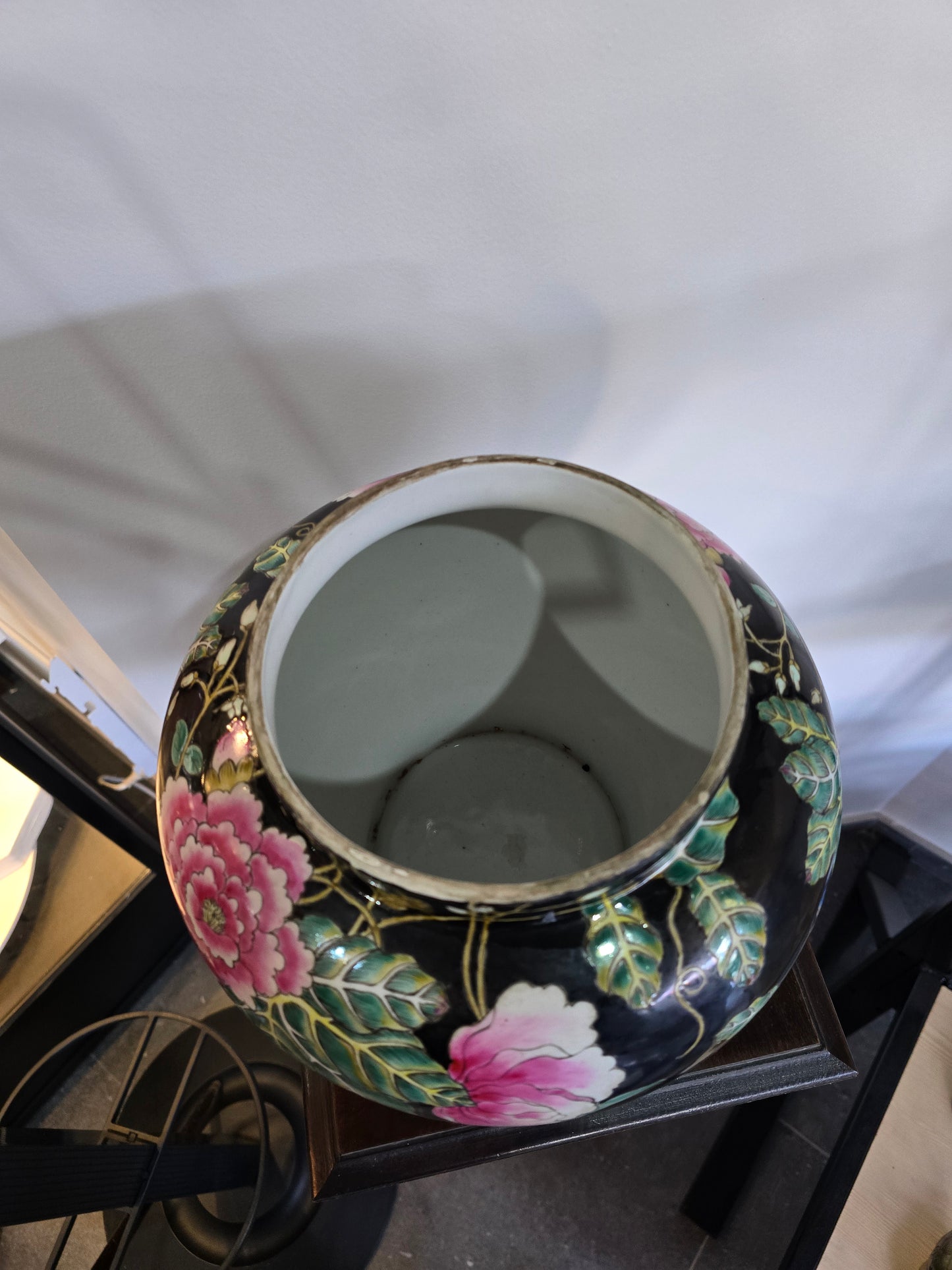 Grande potiche asiatique à décor floral – Décor main – Fond noir & couleurs vives