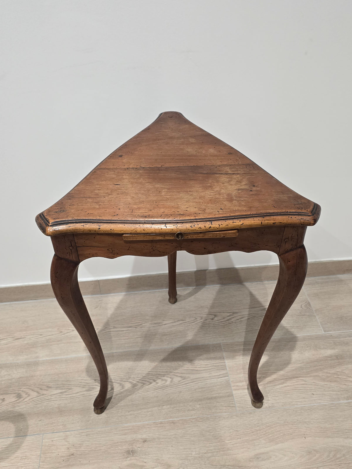 Table d'Appui Triangulaire à Écritoire – Estampillée André Mailfert (Orléans) – Style Louis XV