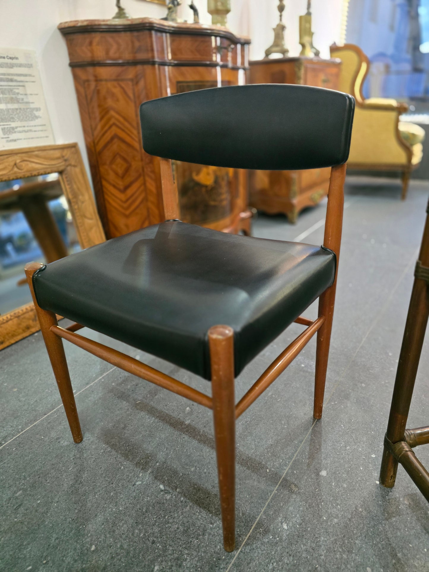 Chaise vintage design scandinave – bois et skaï noir – années 1960