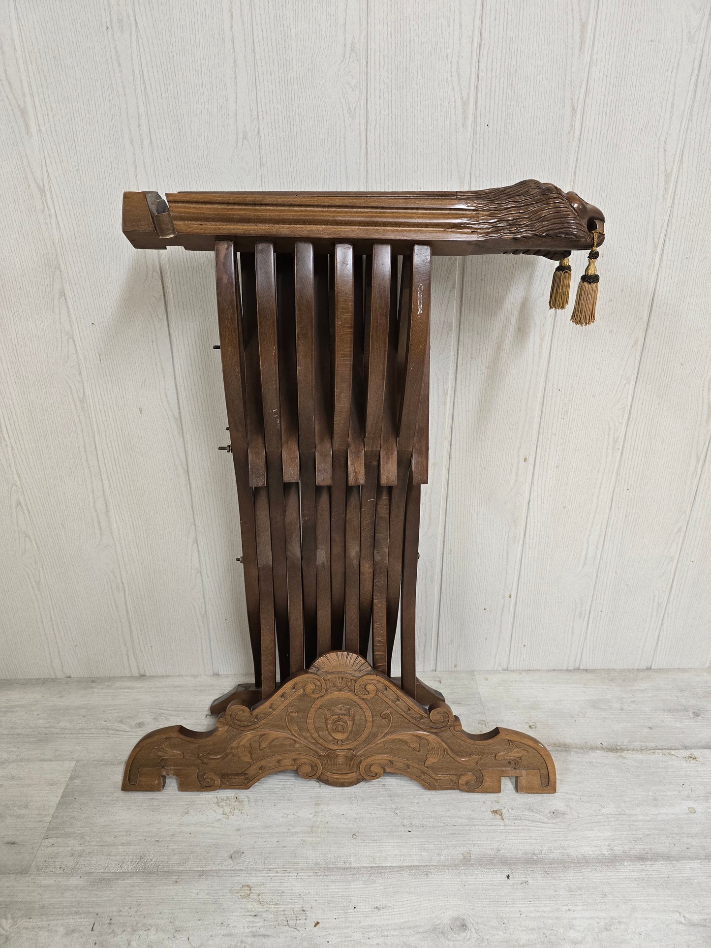 Fauteuil Savonarola décoratif – Bois sculpté – Têtes de lion – Style Renaissance