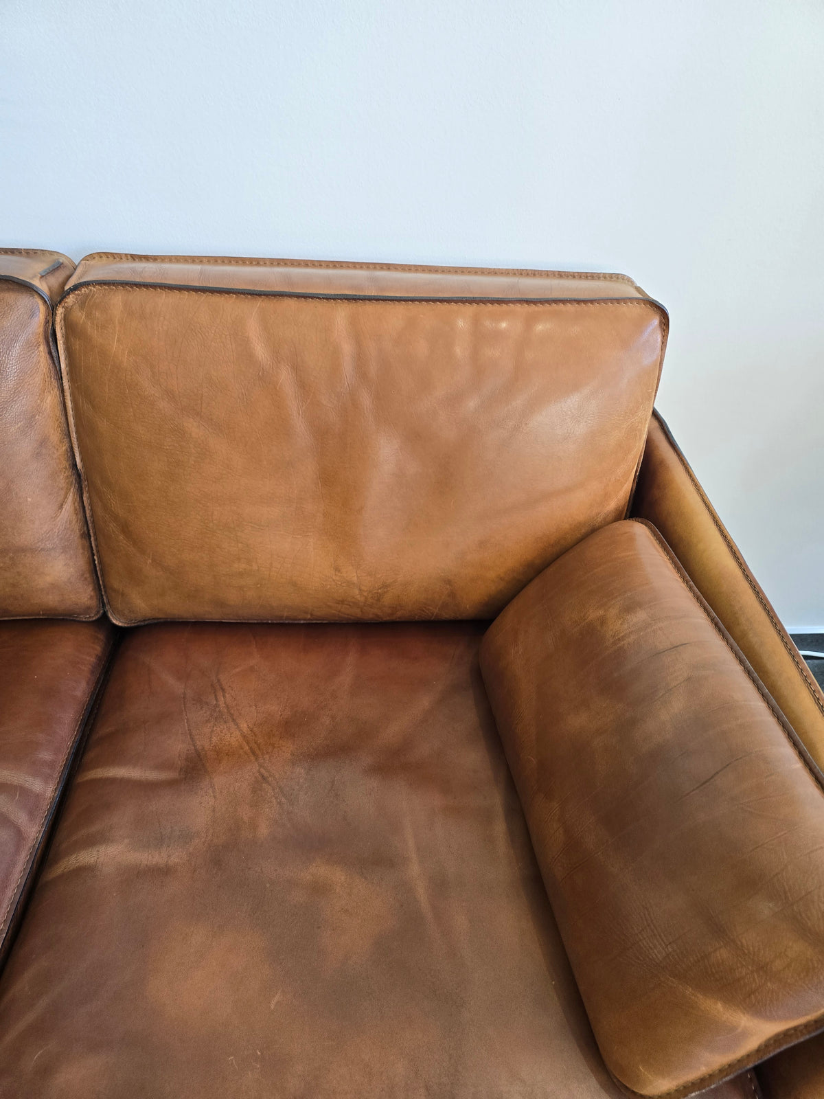 Salon Roche Bobois vintage années 80 – Cuir de buffle cognac – 2 canapés + pouf