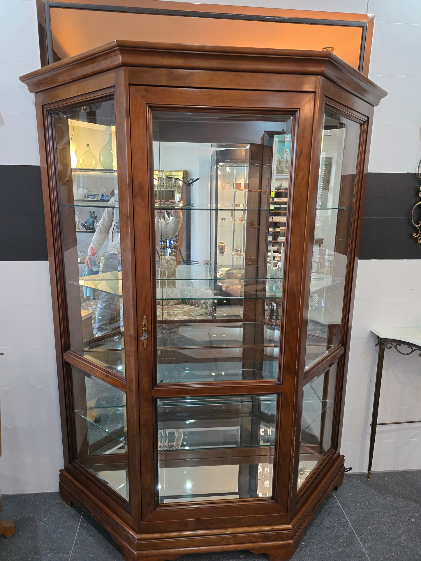 Vitrine hexagonale vintage en bois et verre – éclairé-Style classique. Collection