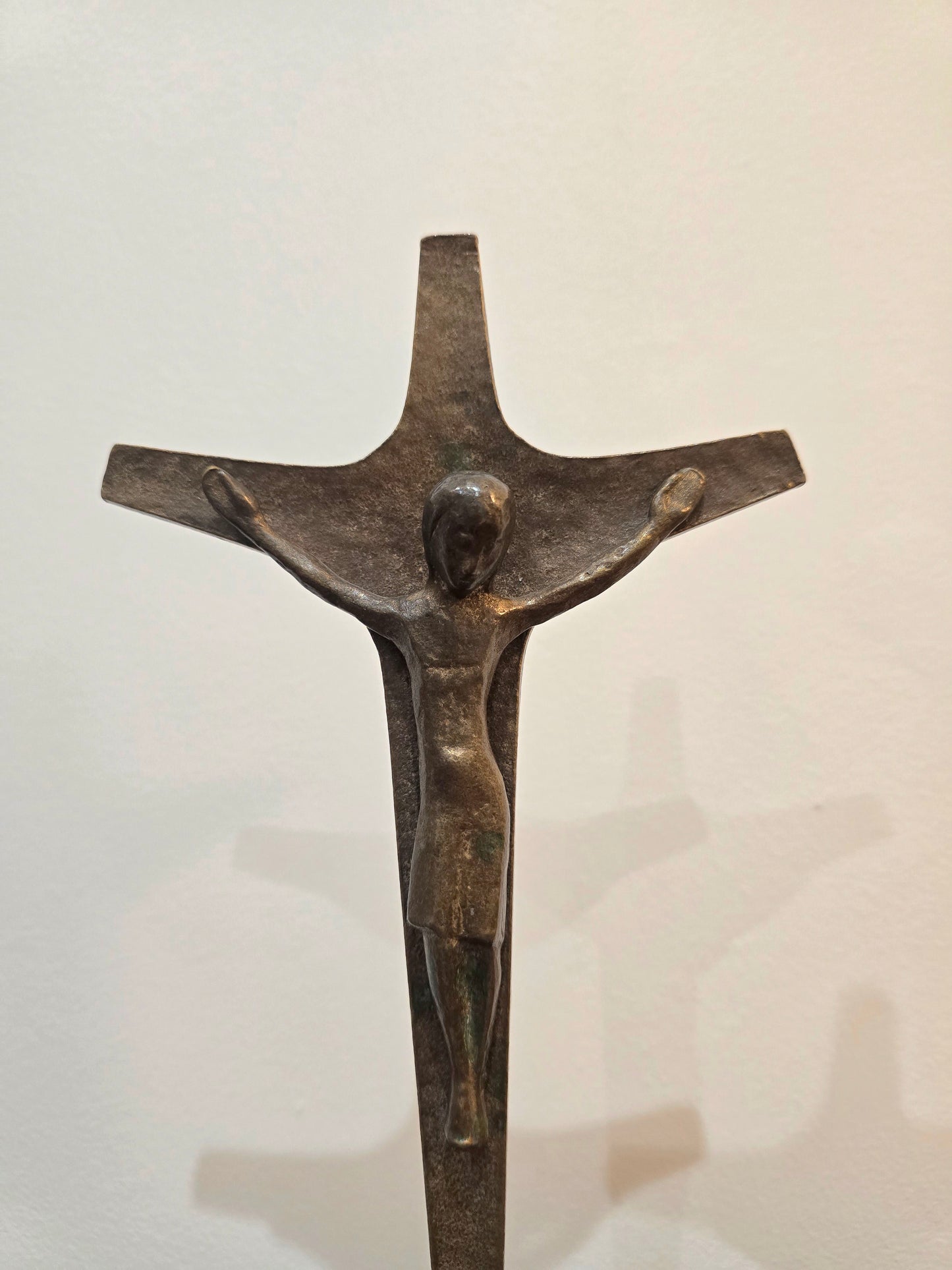 Crucifix / Christ moderne sur socle – bronze et métal doré