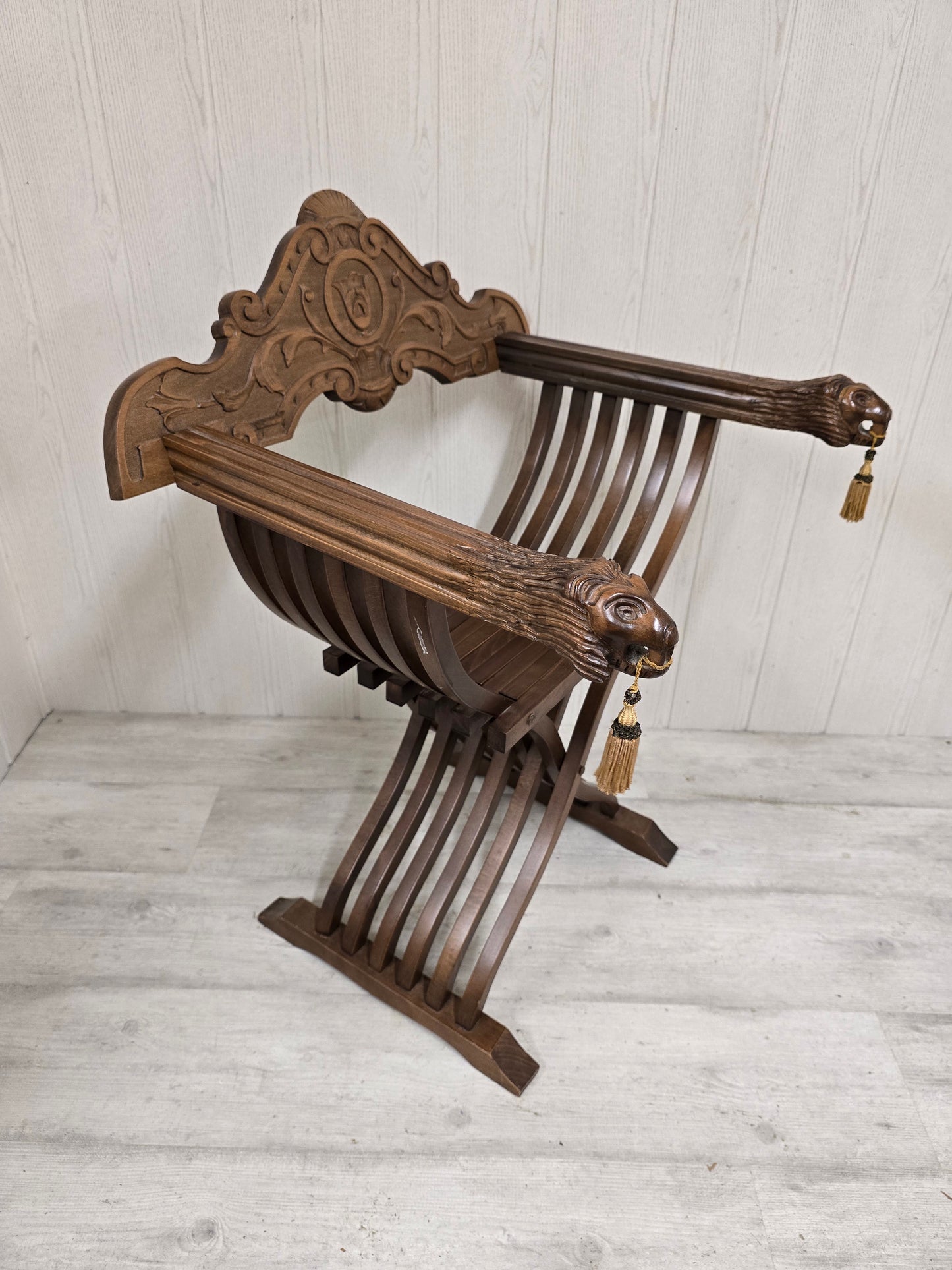 Fauteuil Savonarola décoratif – Bois sculpté – Têtes de lion – Style Renaissance