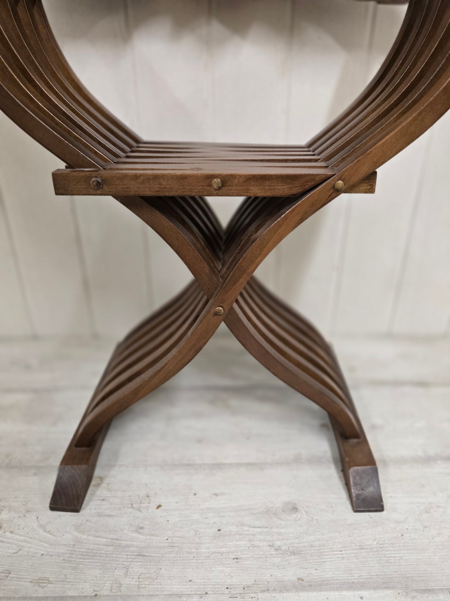 Fauteuil Savonarola décoratif – Bois sculpté – Têtes de lion – Style Renaissance