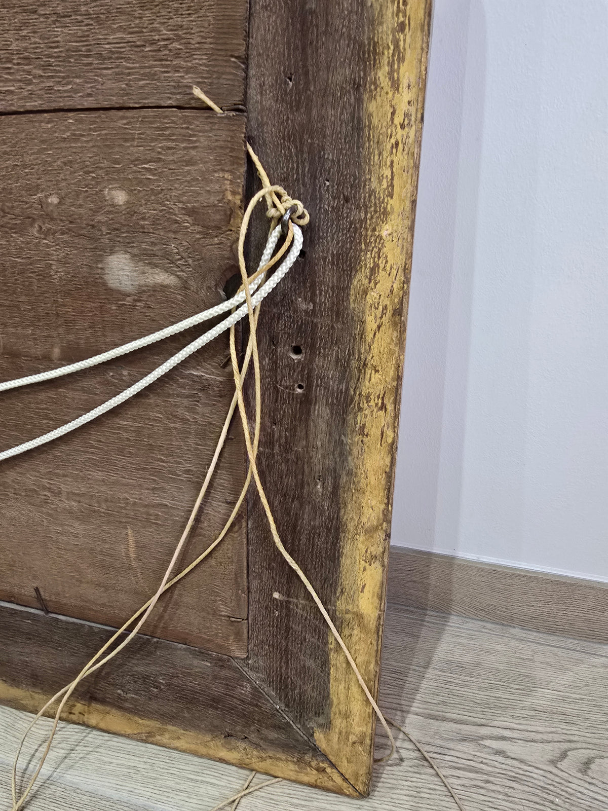 Exceptionnel miroir XVIIIe siècle en bois sculpté doré – décor oiseaux, fruits et angelot – 98 x 68 cm.