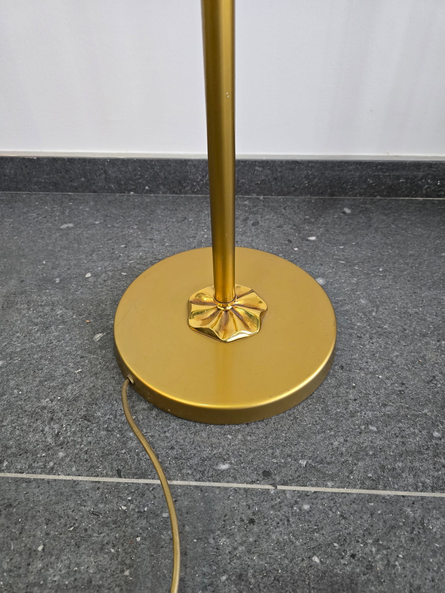 Lampadaire vintage en métal doré – Coupe opaline – Style néoclassique années 70/80