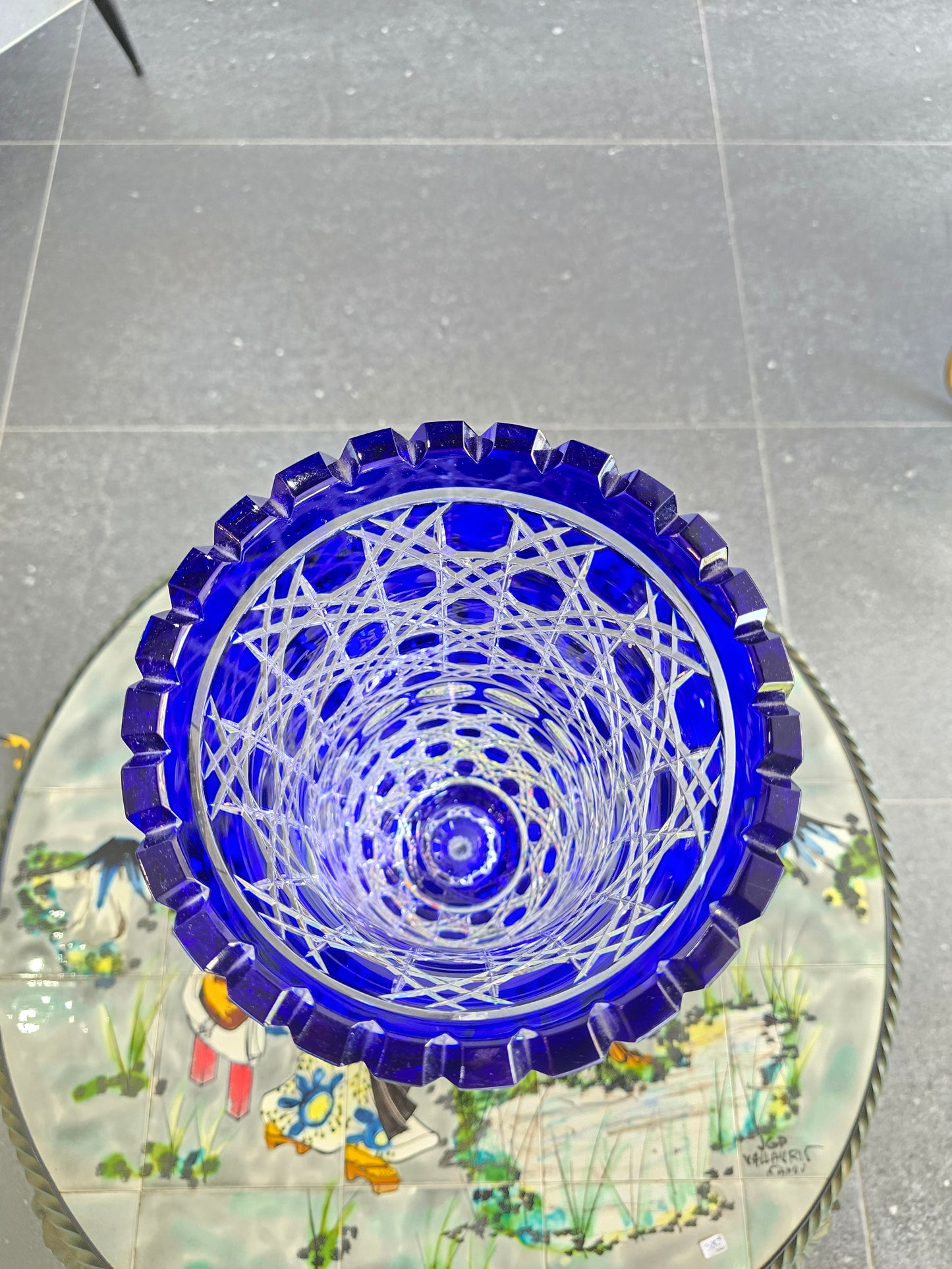 Vase en cristal taillé bleu cobalt “Les Grands Ducs” – Grand modèle sur pied