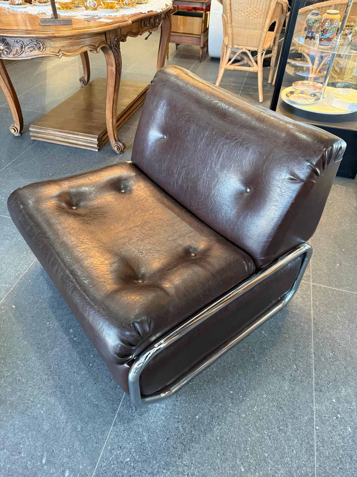 Fauteuil convertible BEKA-FRANCE en similicuir brun – Structure chromée – Années 1970