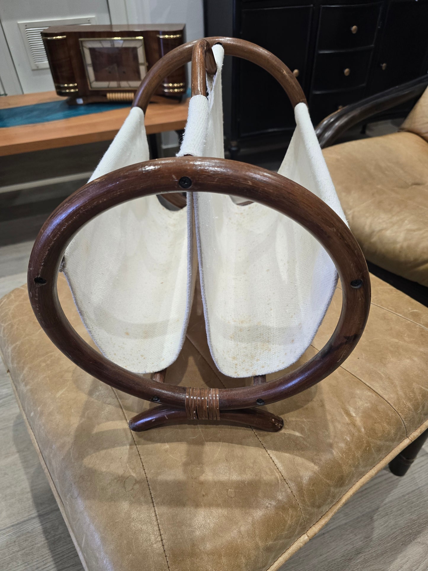 Porte-revues vintage en bois courbé et toile tendue