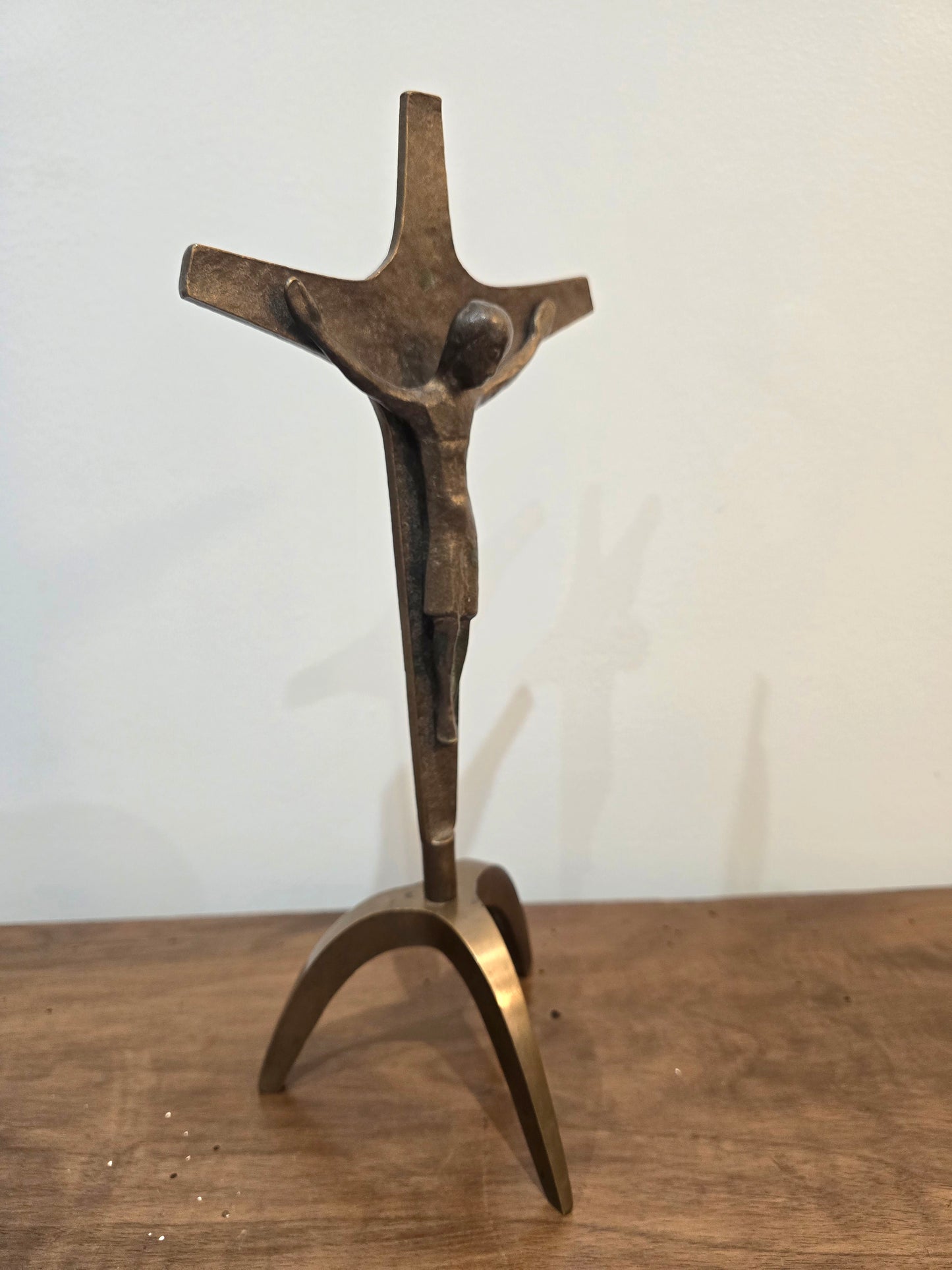 Crucifix / Christ moderne sur socle – bronze et métal doré
