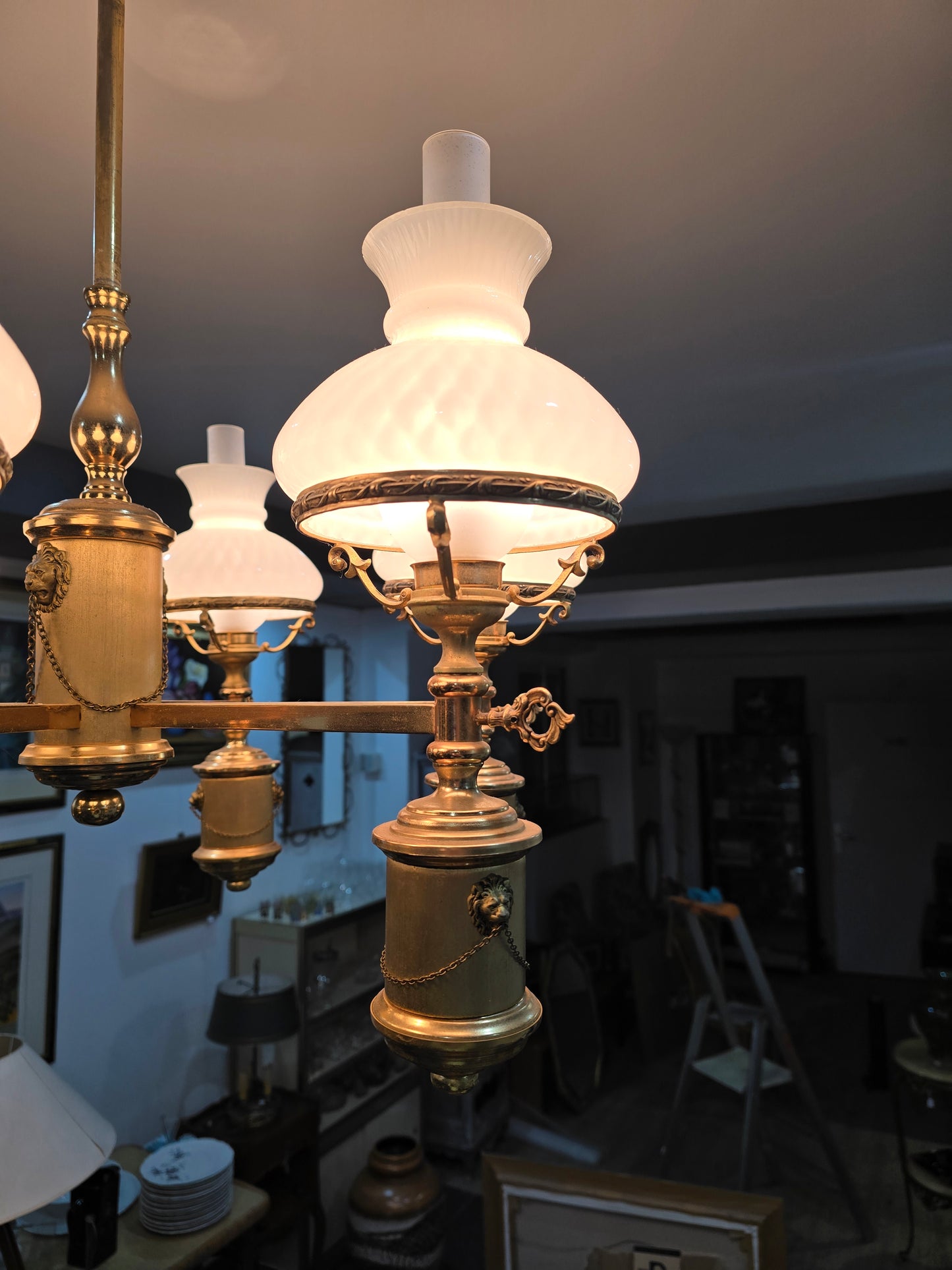 Grand lustre ancien style Empire — laiton doré & verres opalins