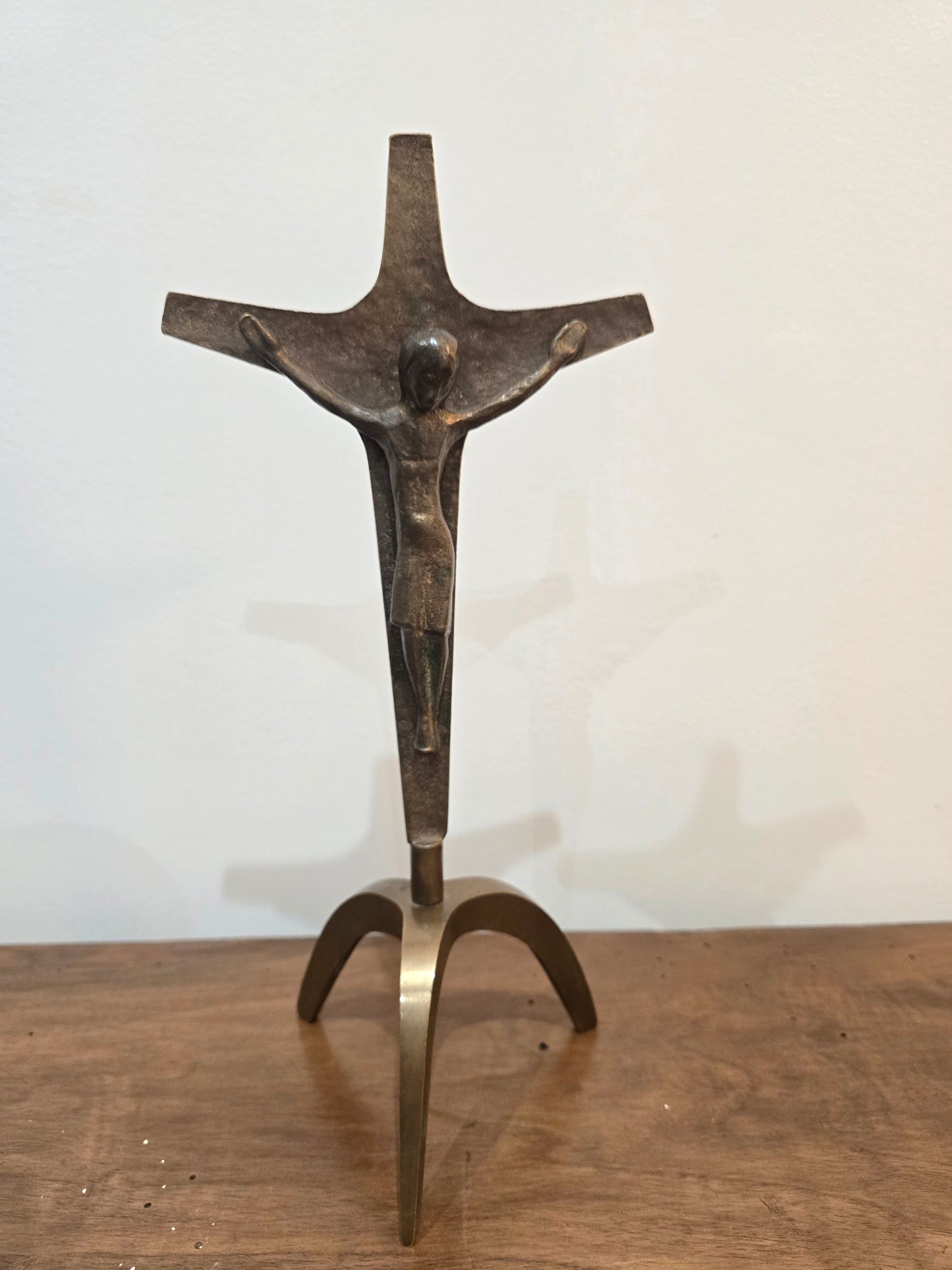 Crucifix / Christ moderne sur socle – bronze et métal doré