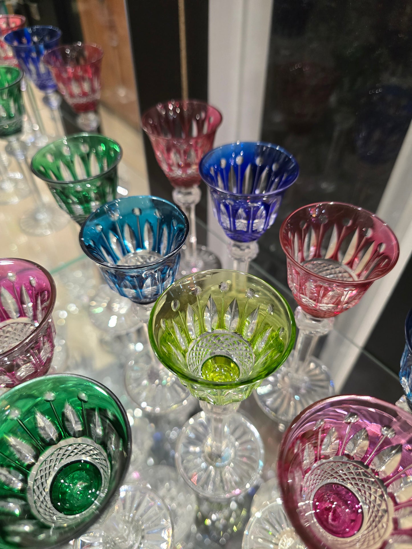 12 verres à liqueur Saint-Louis modèle Tommy en cristal de couleur