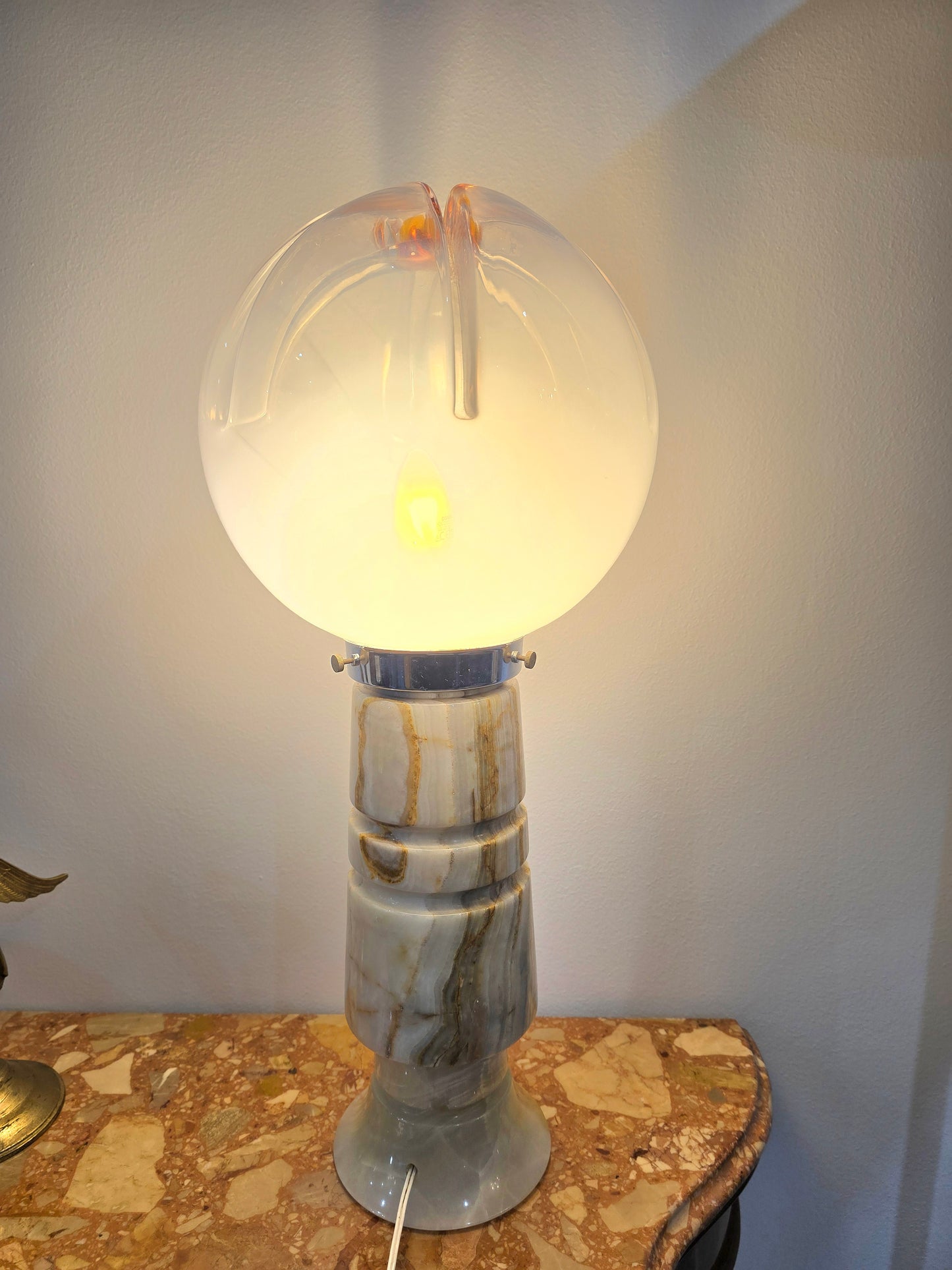 Lampe vintage en verre opalin et onyx – Design italien – Années 1960/1970