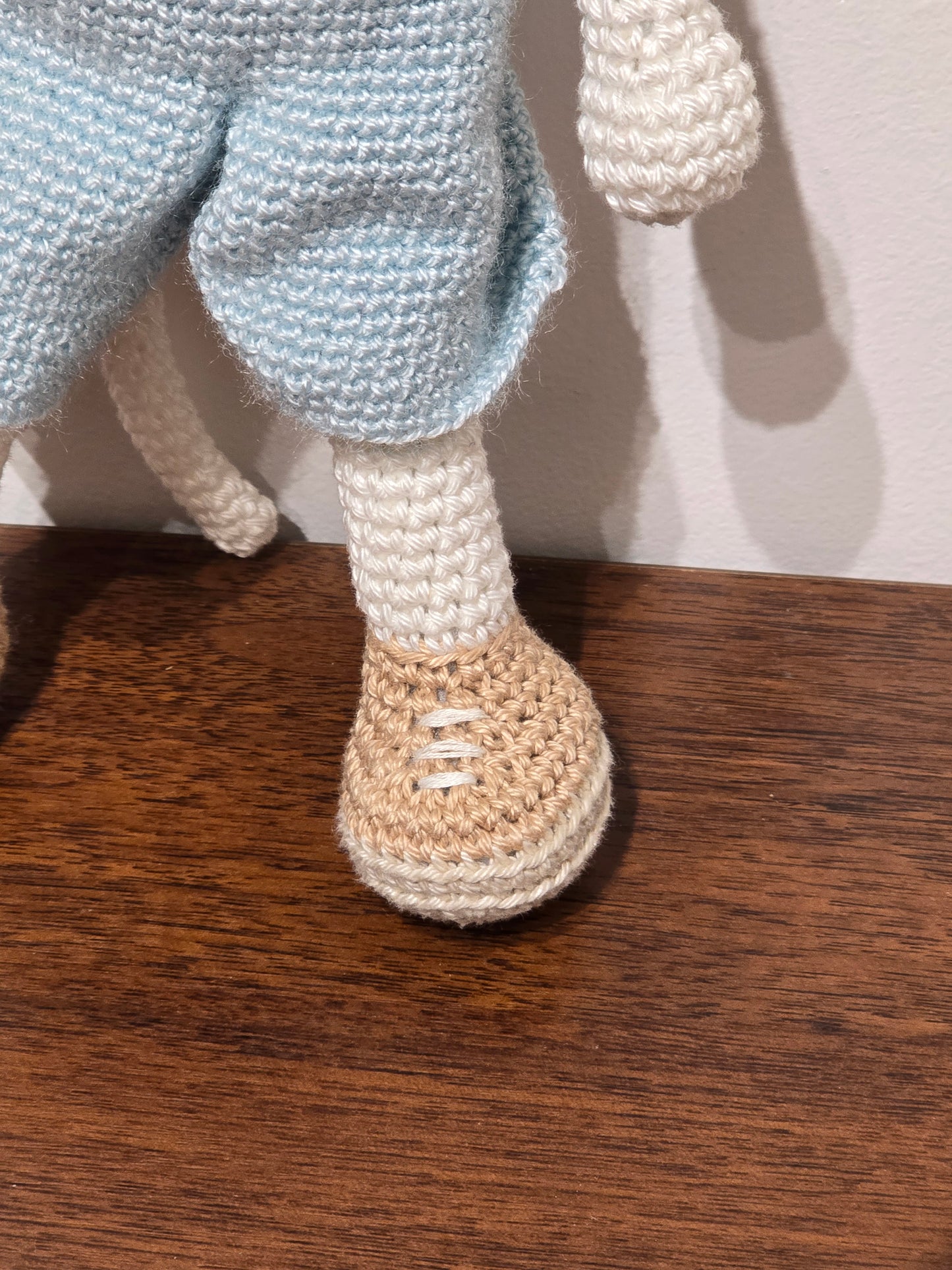 Souris salopette amigurumi