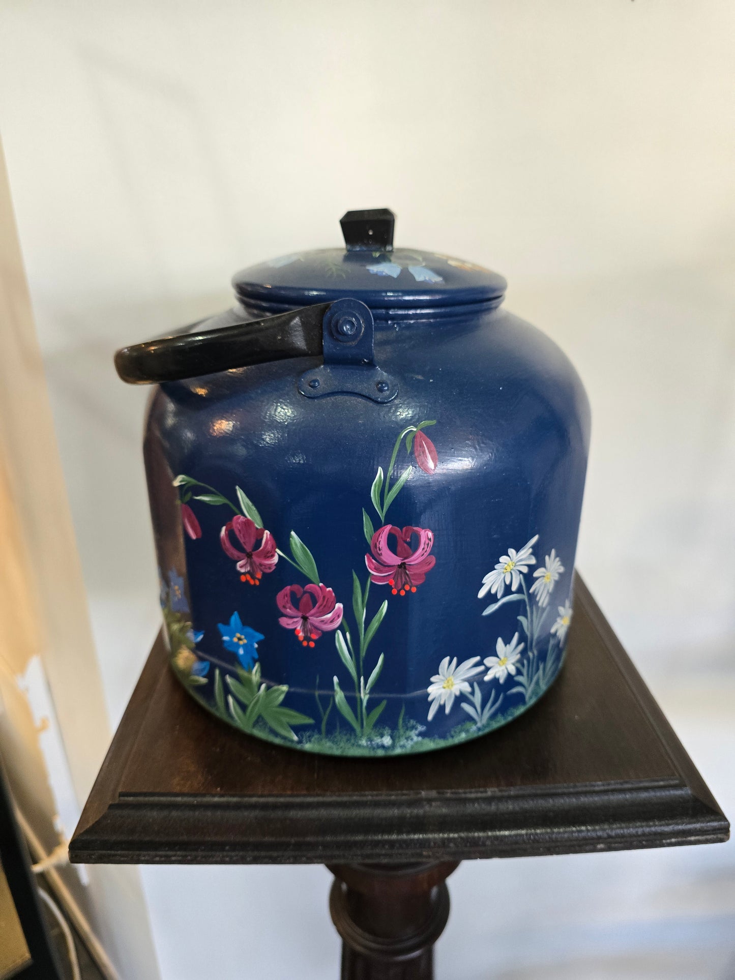 Grande bouilloire émaillée décor floral peint à la main – XXe siècle – H. 25 cm