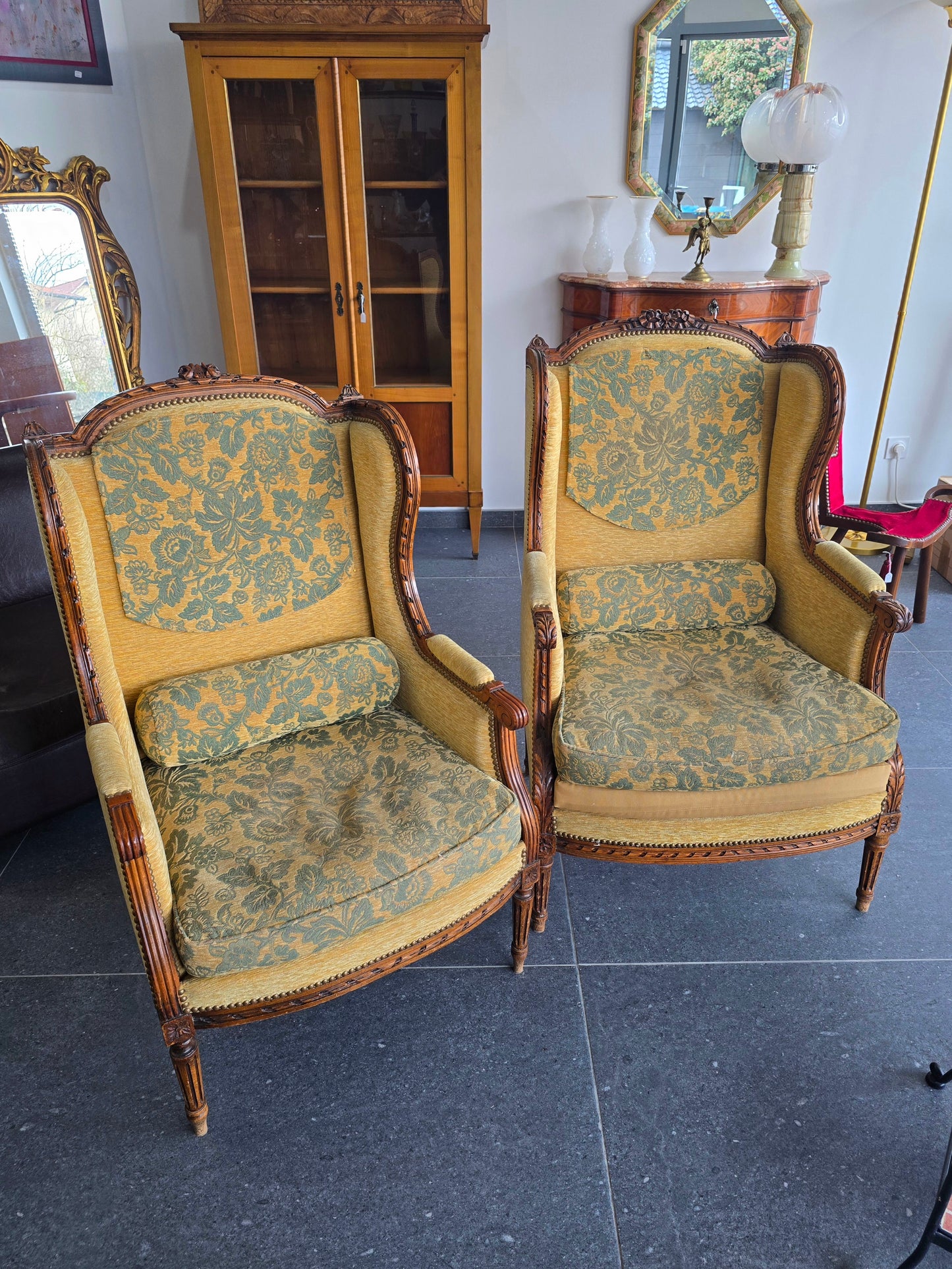 fauteuils bergères Louis XVI – paire dépareillées – XIXe / début XXe
