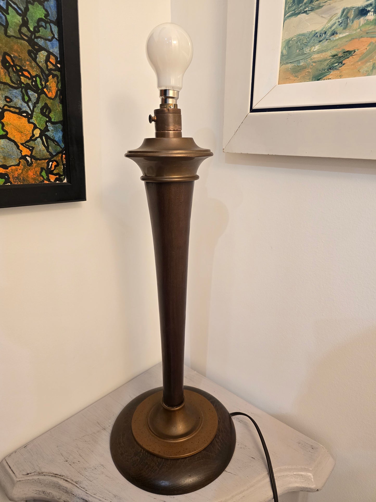 Pied de Lampe vintage style scandinave en bois foncé et métal bronze – 58 cm