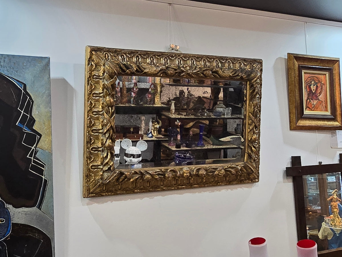 Exceptionnel miroir XVIIIe siècle en bois sculpté doré – décor oiseaux, fruits et angelot – 98 x 68 cm.