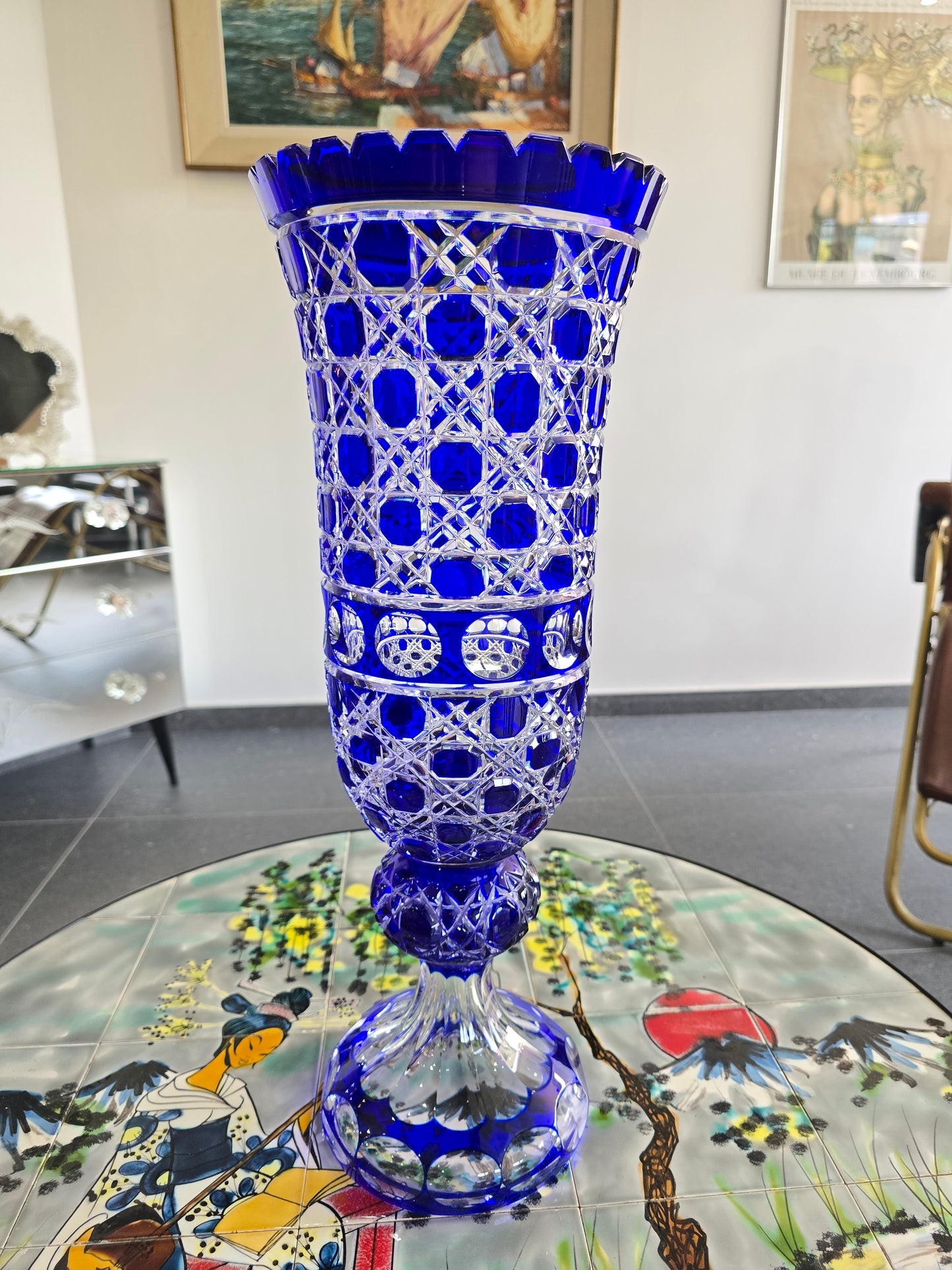 Vase en cristal taillé bleu cobalt “Les Grands Ducs” – Grand modèle sur pied