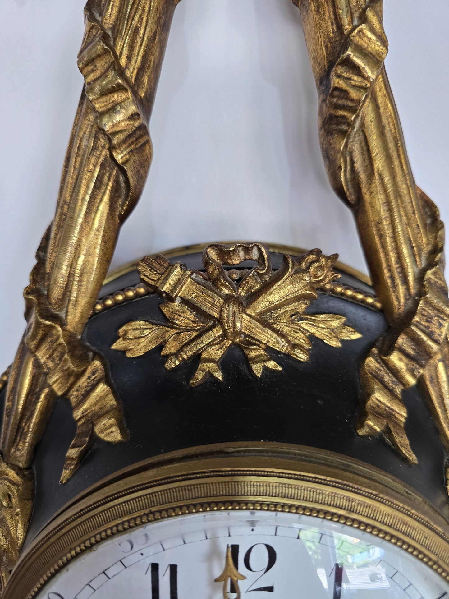 Pendule murale de style Louis XVI en bronze doré – XIXe siècle