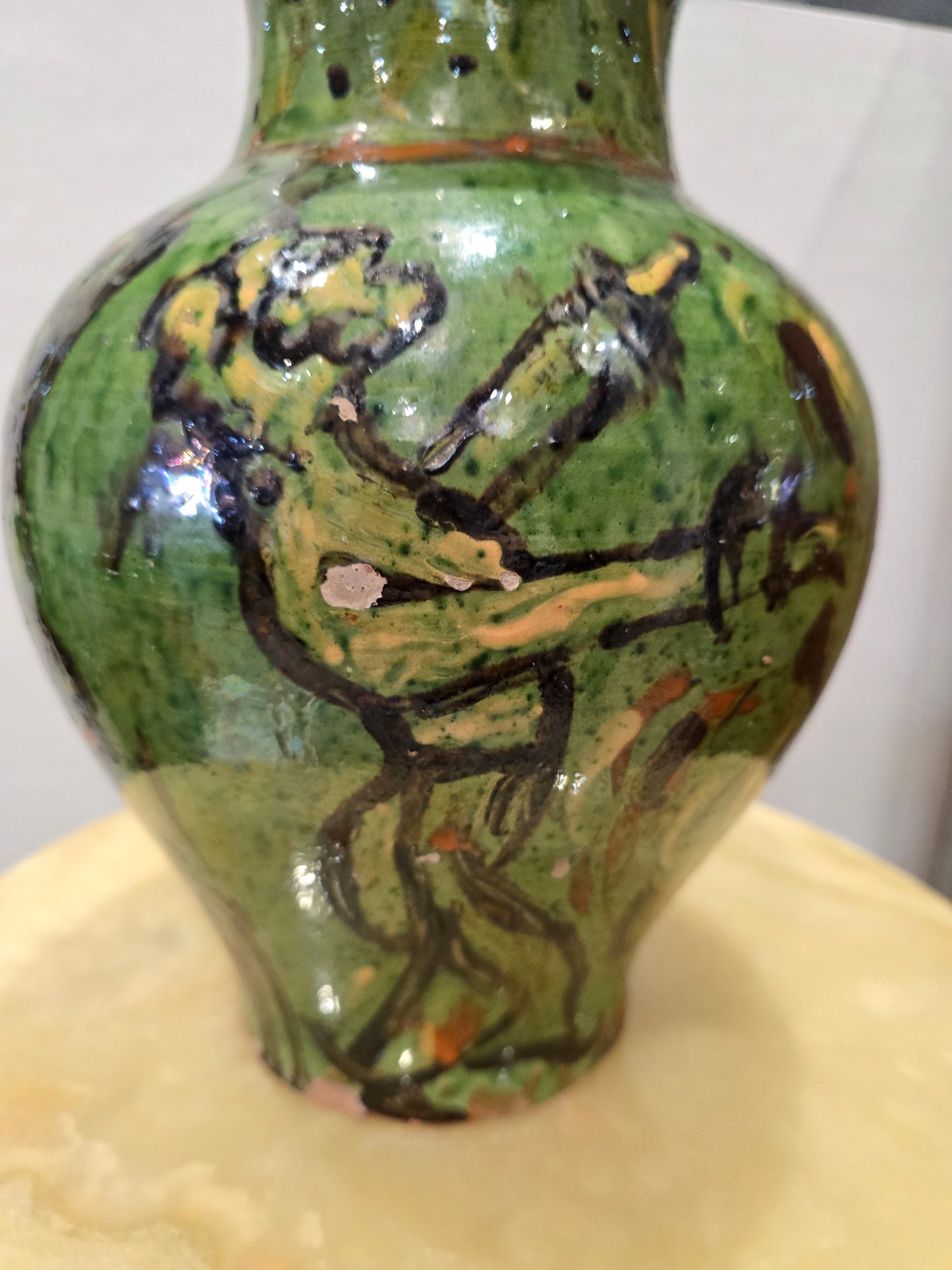 Vase en céramique vernissée – Décor vert et noir – Travail d’atelier
