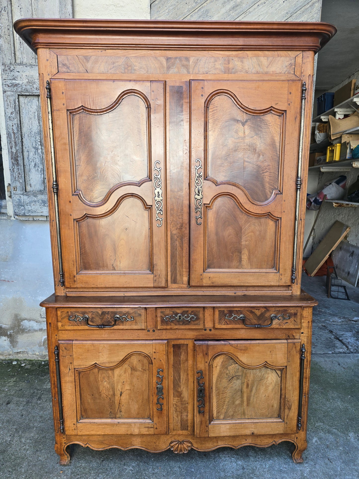 Buffet deux-corps d’époque Louis XV en noyer massif – XVIIIe siècle