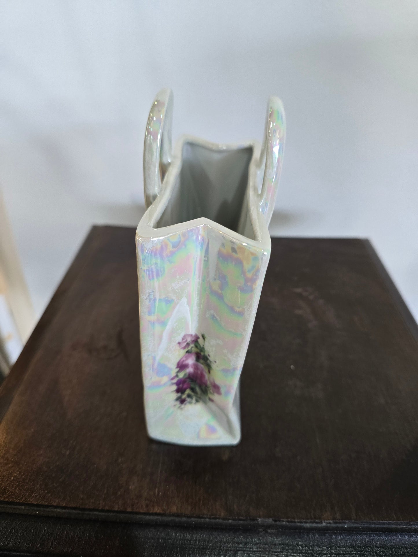 Vase décoratif en céramique irisée – Forme sac – Décor floral peint main – H.16 cm