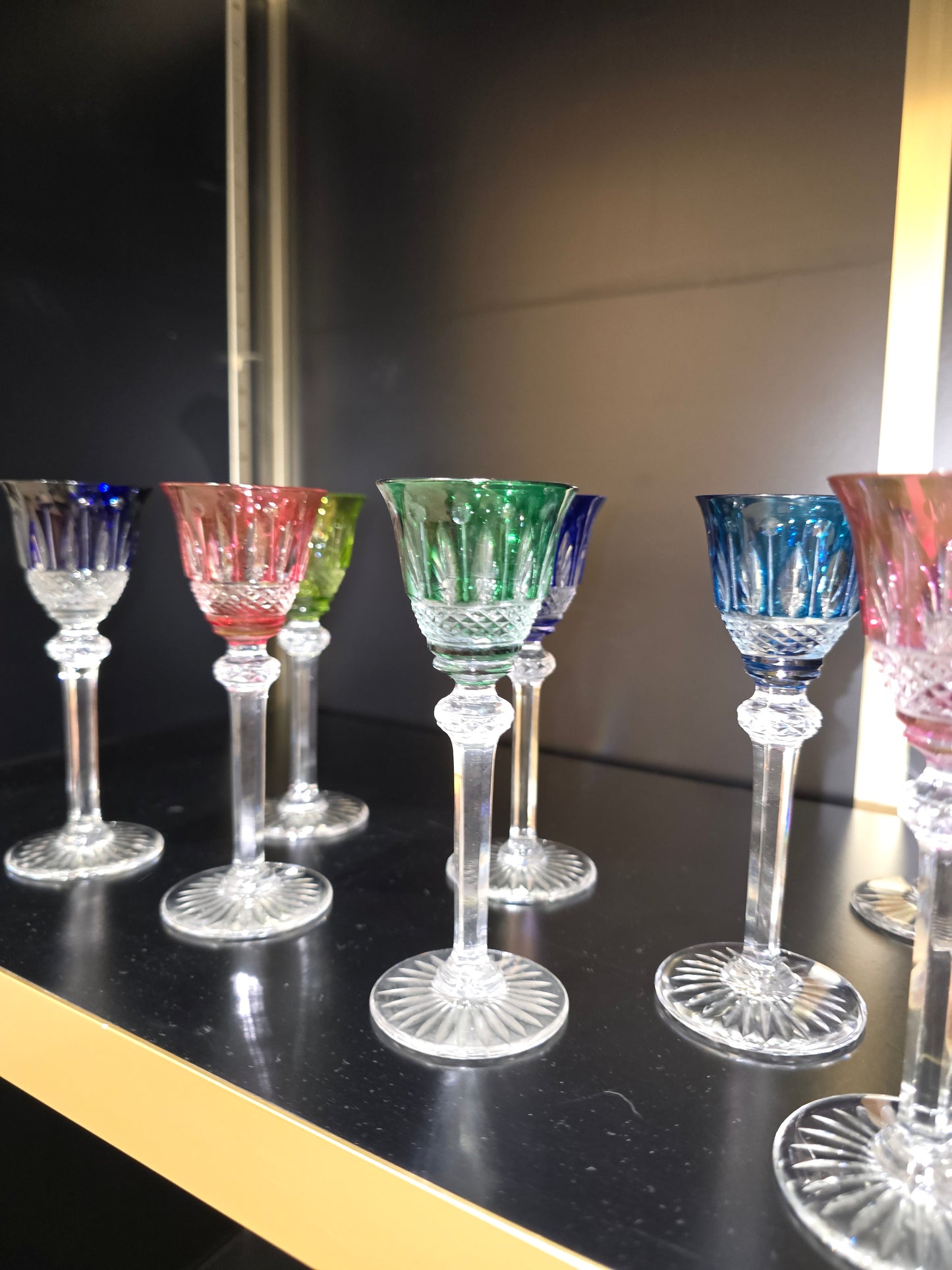 12 verres à liqueur Saint-Louis modèle Tommy en cristal de couleur