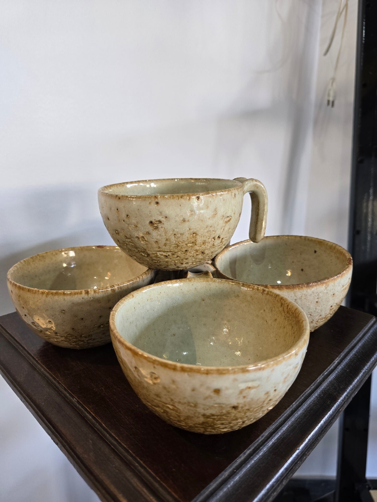 Lot de 5 tasses en grès émaillé – Travail d’artisan, signées