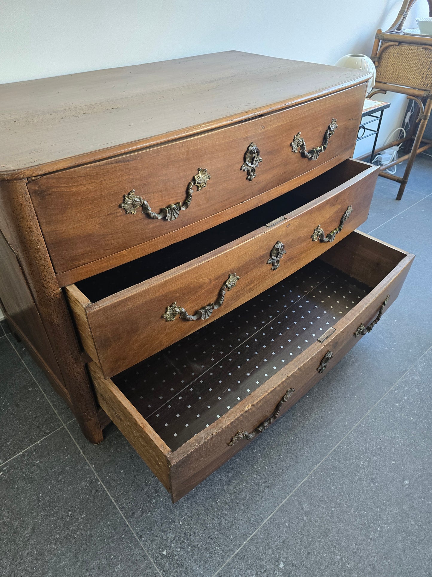 Commode provinciale en noyer massif – Époque Louis XIV / Régence – Début XVIIIᵉ siècle
