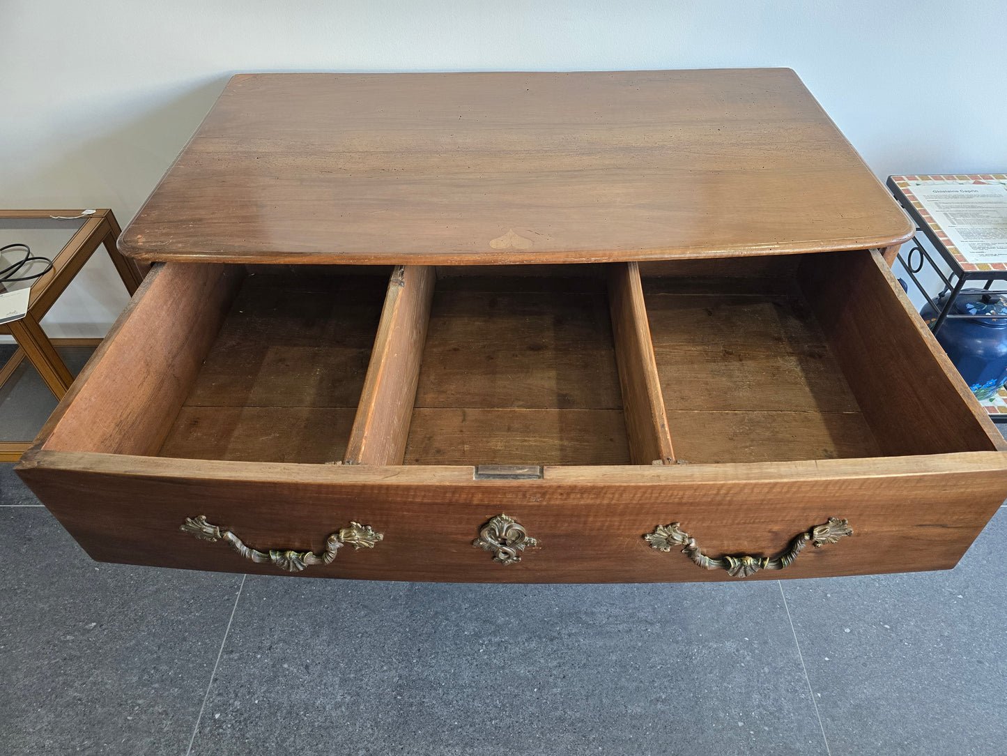 Commode provinciale en noyer massif – Époque Louis XIV / Régence – Début XVIIIᵉ siècle
