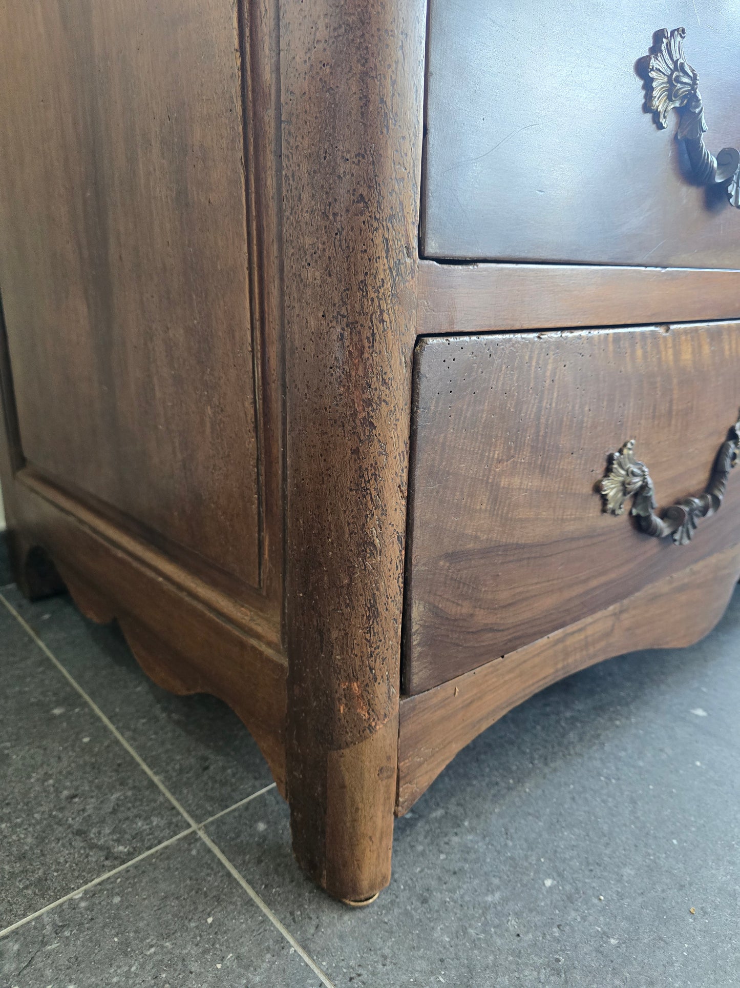 Commode provinciale en noyer massif – Époque Louis XIV / Régence – Début XVIIIᵉ siècle