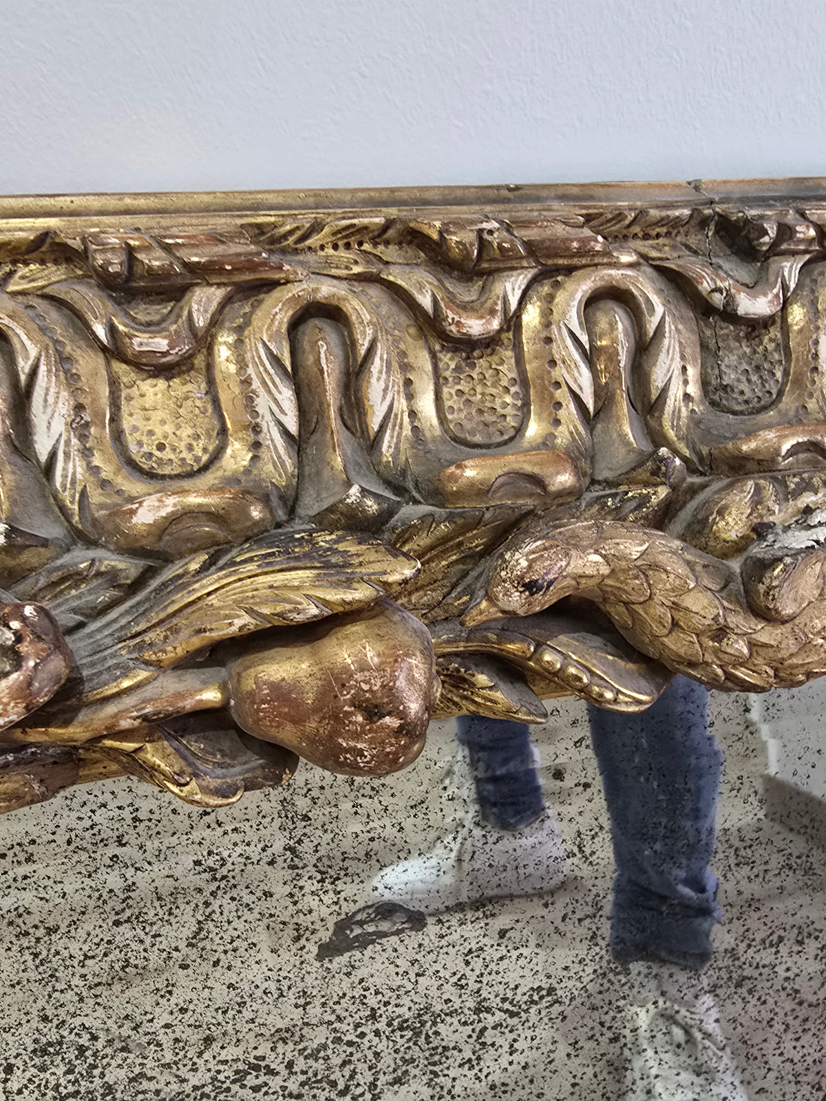 Exceptionnel miroir XVIIIe siècle en bois sculpté doré – décor oiseaux, fruits et angelot – 98 x 68 cm.