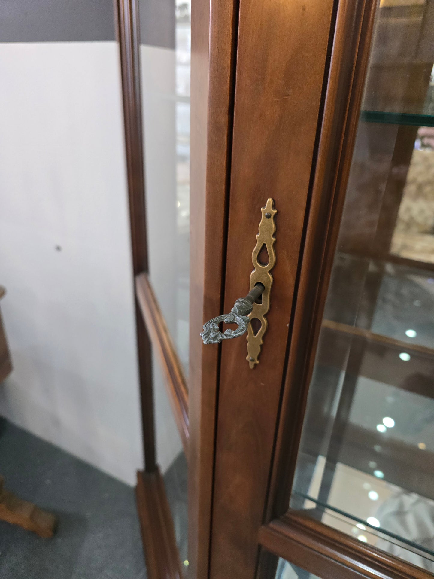 Vitrine hexagonale vintage en bois et verre – éclairé-Style classique. Collection