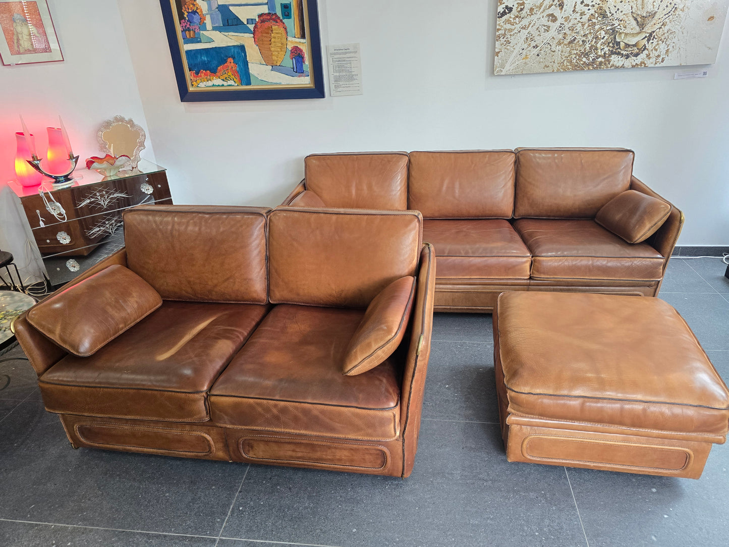 Salon Roche Bobois vintage années 80 – Cuir de buffle cognac – 2 canapés + pouf