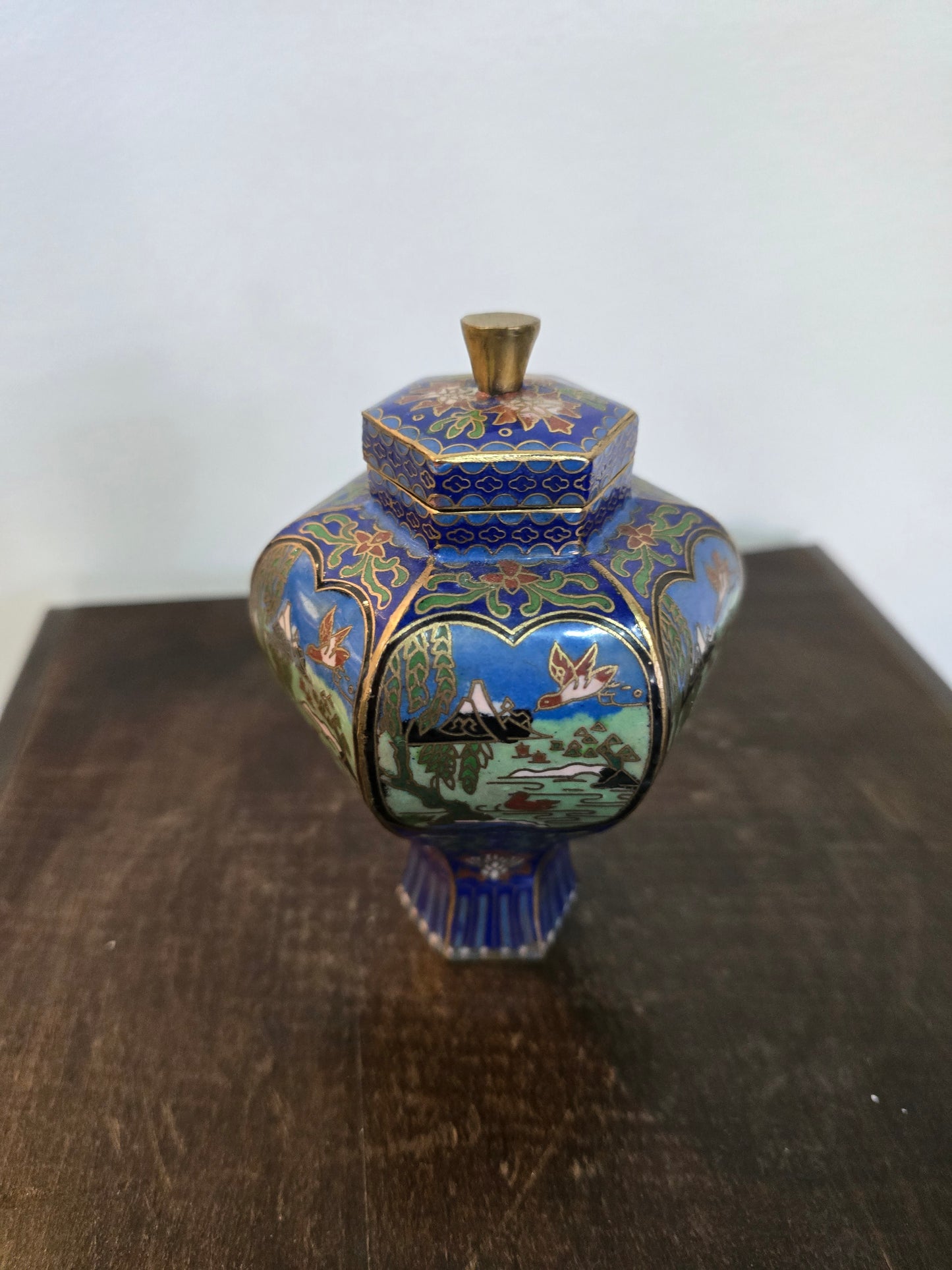 Petit vase couvert en cloisonné sur socle en bois – Décor paysages asiatiques