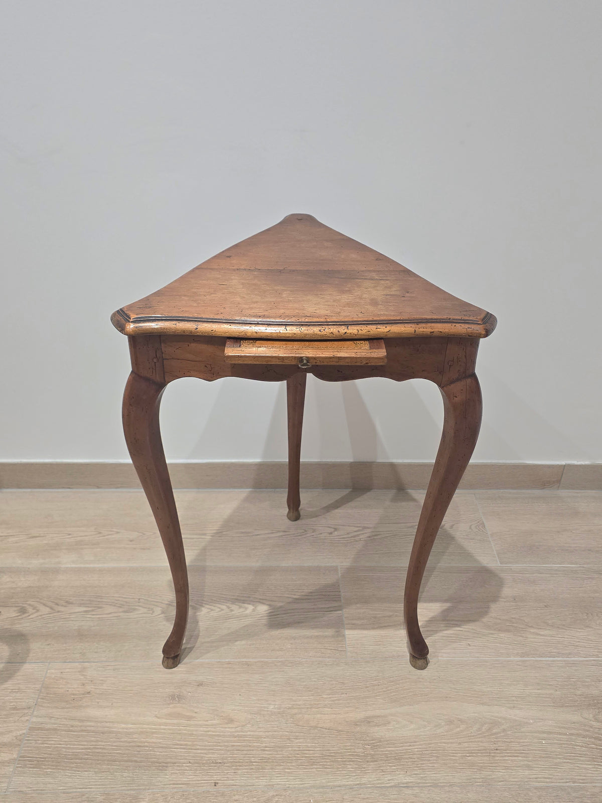 Table d'Appui Triangulaire à Écritoire – Estampillée André Mailfert (Orléans) – Style Louis XV