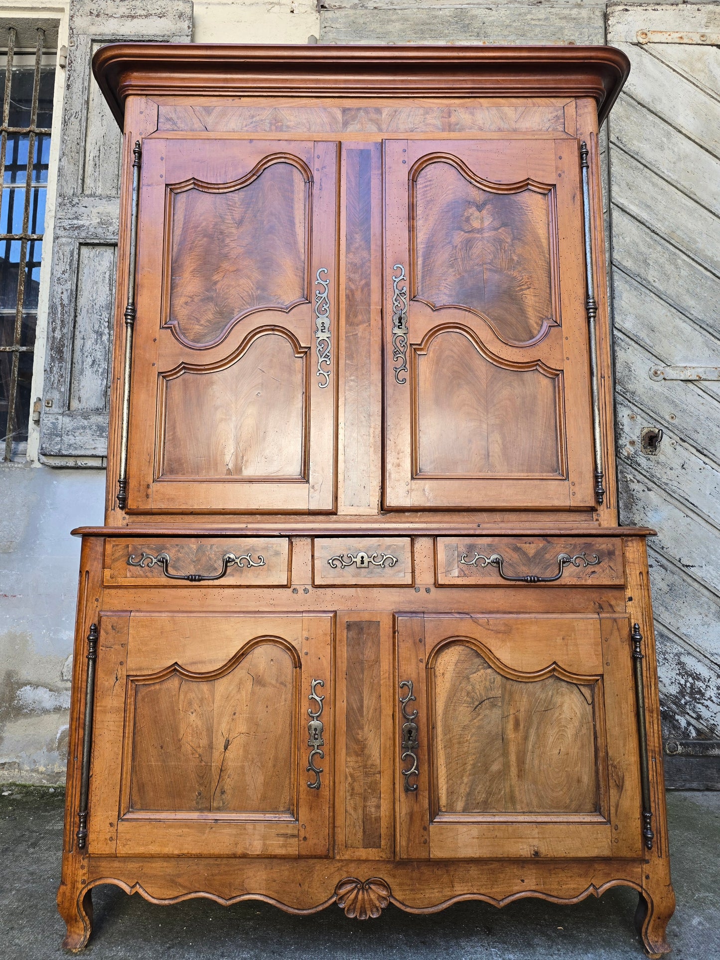 Buffet deux-corps d’époque Louis XV en noyer massif – XVIIIe siècle