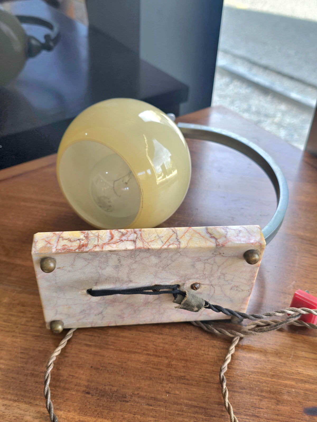 Lampe de table Art Déco en verre opalin et marbre – vers 1930