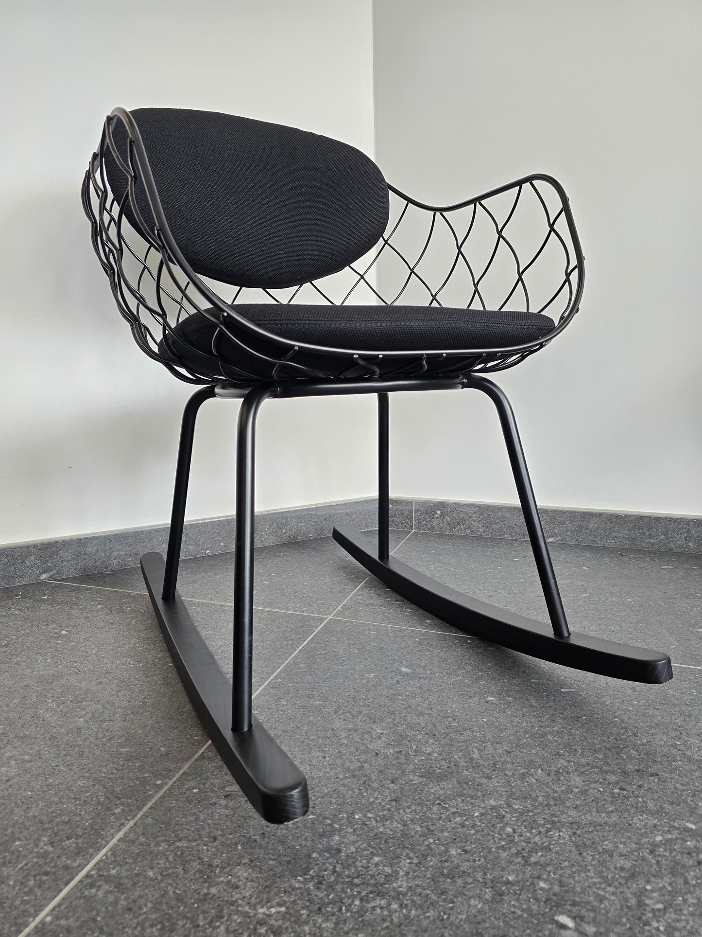 Fauteuil à bascule design Piña – Jaime Hayon pour Magis – Made in Italy