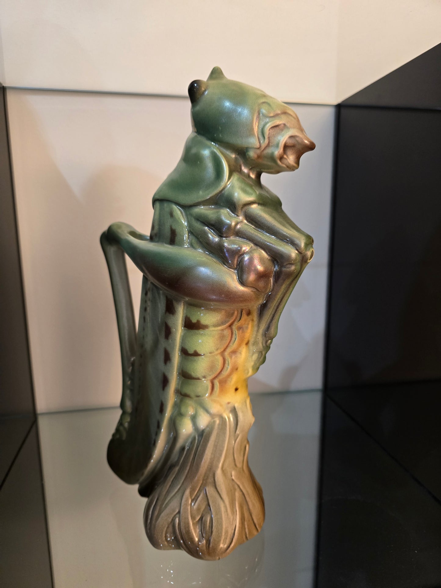 Pichet à Absinthe “La Sauterelle” – Faïencerie de Saint-Clément – Vers 1910