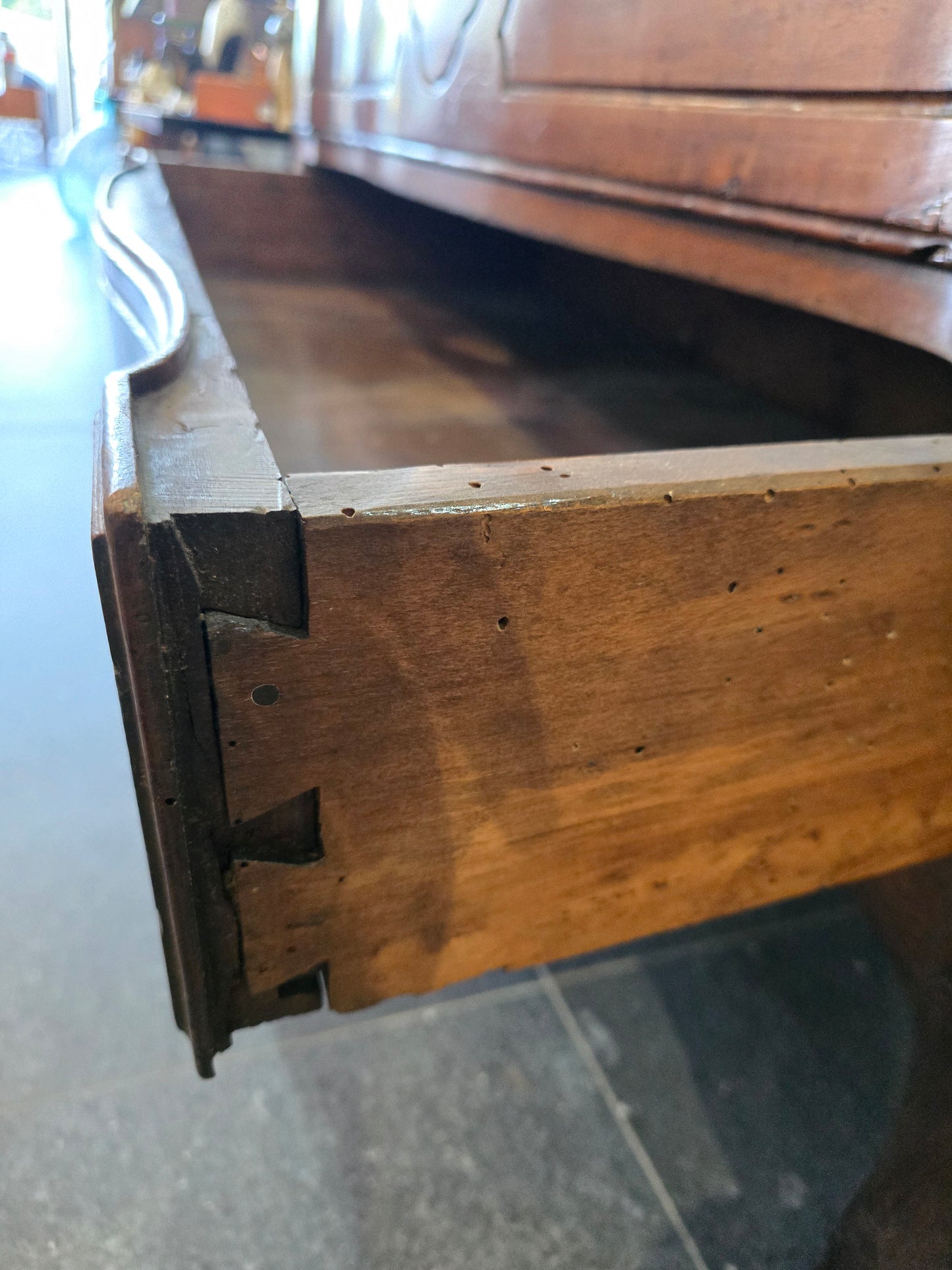 Commode coffre régionale en noyer massif, style Louis XV – fin XVIIIe / début XIXe siècle